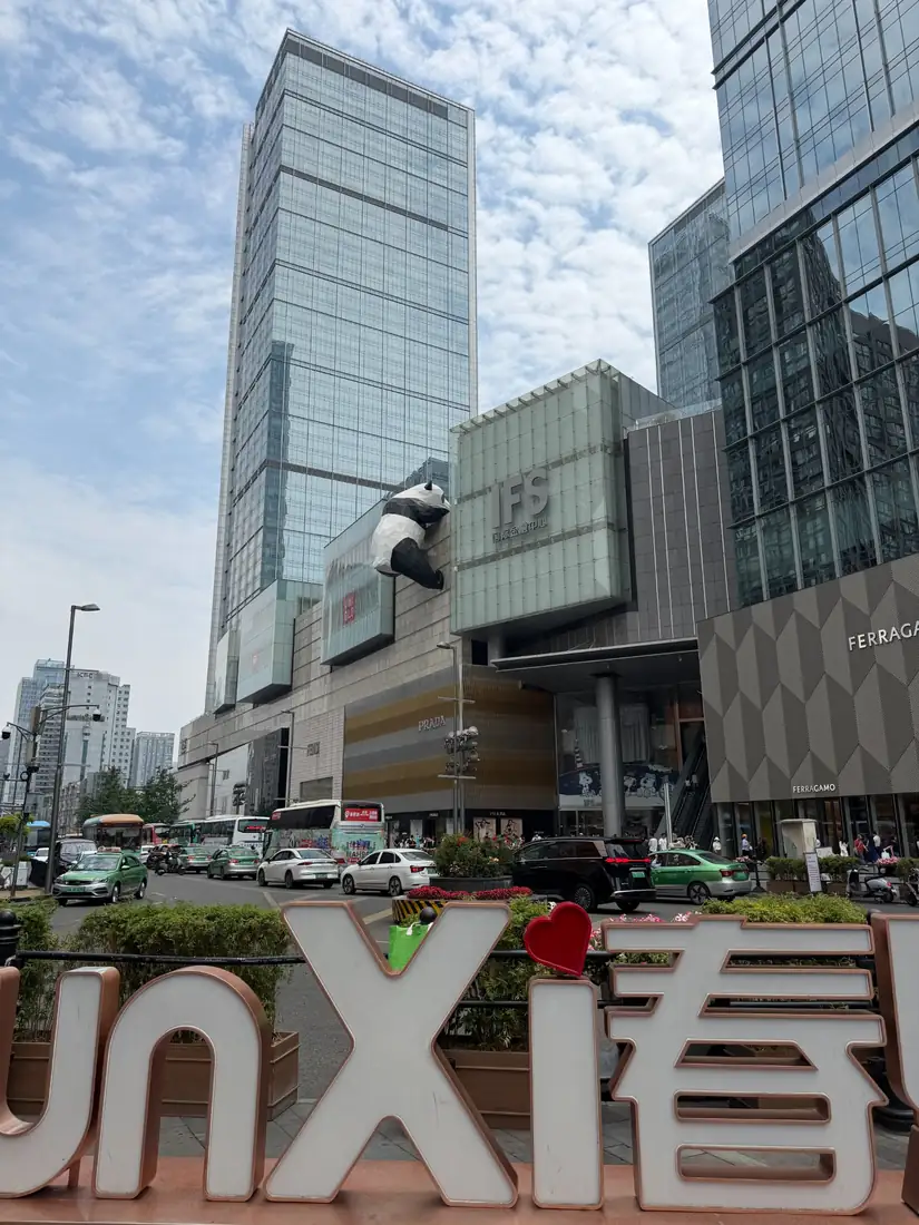 El panda de IFS, uno de los iconos urbanos de Chengdu.