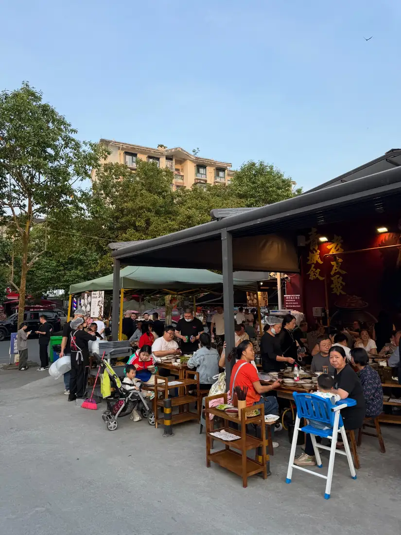 Zona de restaurantes en Dujiangyan antes de seguir hacia la montaña.